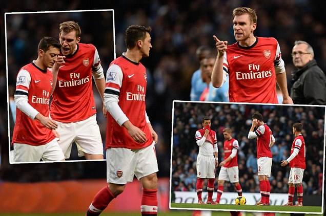 Ozil Dikomplain Mertesacker karena Abaikan Sambutan Pendukung